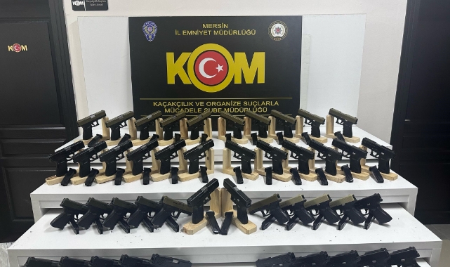 Mersin'de otomobilde 44 tabanca ele geçirildi