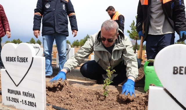 Minik meleklerin kalpli mezarlarına gül dikildi