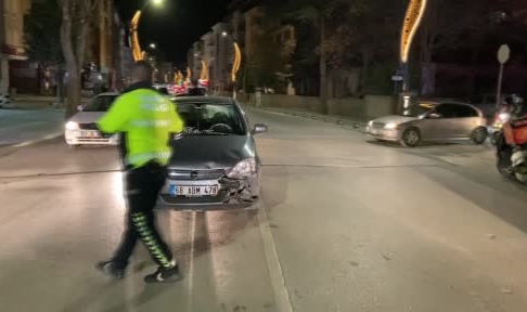 Motosiklet otomobile, hafif ticari araç da motosiklete çarptı: 1 yaralı