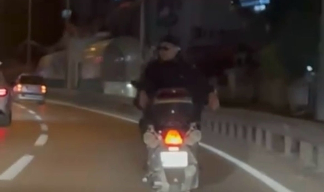 Motosiklete ters bindi! Tehlikeli anlar kamerada