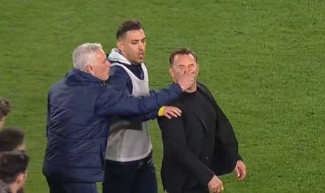 Mourinho, Okan Buruk'un burnunu sıktı