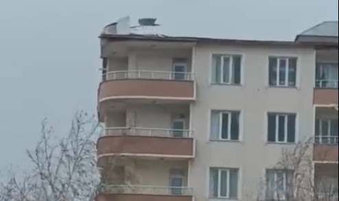 Muş’ta fırtına binaların çatılarını uçurdu