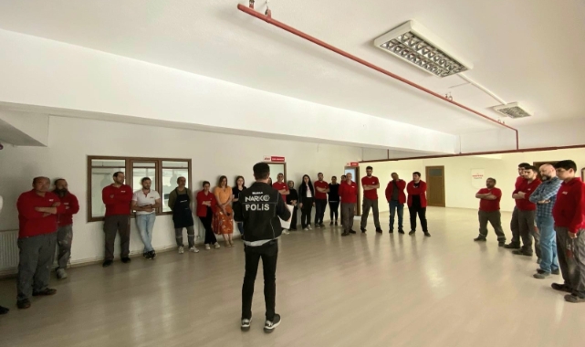 Narkotik polisi Bursa'da vatandaşları bilgilendirdi