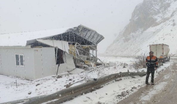 Önce bariyerlere sonra da boş konteynere çarptı