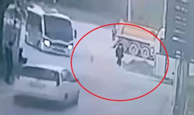 Önce yol kenarındaki kadına, sonra başka araçlara çarptı