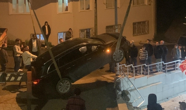 Ordu'da kazaya karışan otomobil markete daldı
