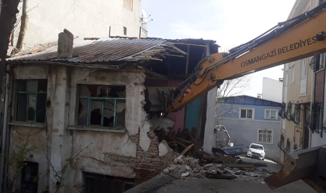 Osmangazi’de metruk binalar tek tek yıkılıyor
