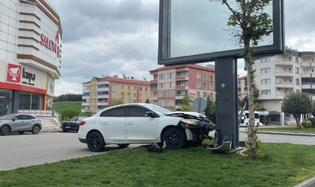 Otomobil reklam panosuna çarptı, sürücü kazayı yara almadan atlattı