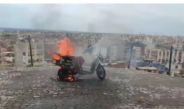 Park halindeki motosiklet alev alev yandı