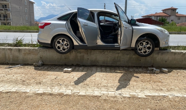 Refüje çıkan otomobildeki 3 kişi kazadan sıyrık almadan kurtuldu
