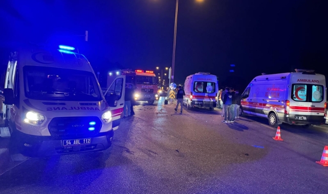 Sakarya’da duble yolda iki otomobil çarpıştı! 1’i ağır 7 yaralı