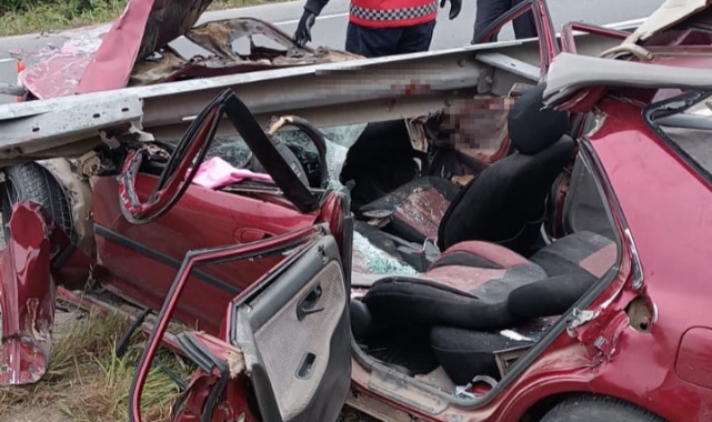 Sakarya’da kontrolden çıkan otomobil bariyerlere saplandı! 2 ağır yaralı