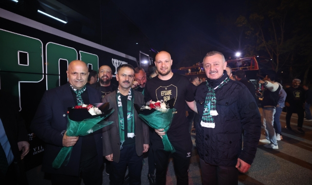 Şampiyon Kocaelispor'u protokol ve taraftar karşıladı