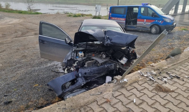 Samsun'da otomobil duvara çarptı