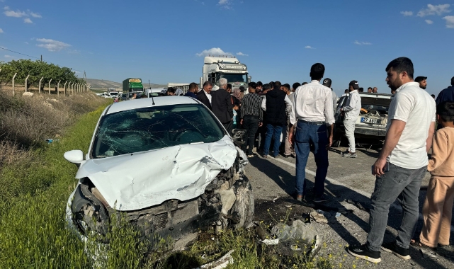 Şanlıurfa'da otomobiller kafa kafaya çarpıştı: 2'si ağır 5 yaralı