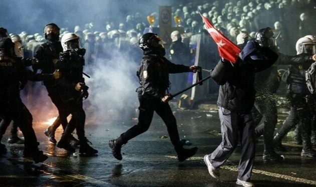 Saraçhane protestoları davası: 49 sanıklı dava ekim ayına ertelendi