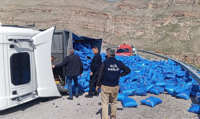 Siirt'te virajı alamayan tır devrildi: 1 yaralı