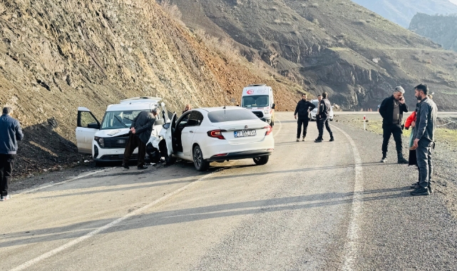 Şırnak’ta otomobil ile kamyonet çarpıştı! 3 yaralı