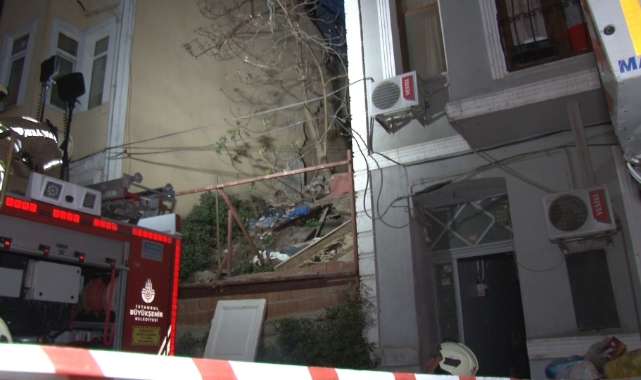 Şişli'de 2 katlı binanın bir kısmı çöktü!