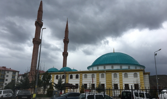 Sivas'ta cami minaresine yıldırım düştü