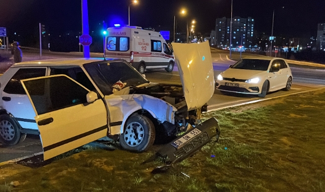 Sivas’ta iki araç çarpıştı! 3 yaralı