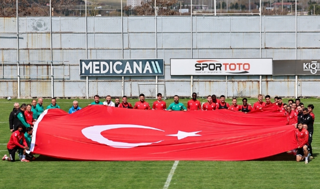 Sivasspor antrenmanda dev Türk bayrağı açtı