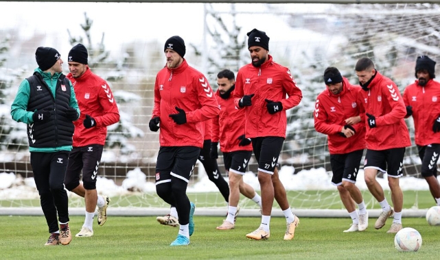Sivasspor Fenerbahçe mesaisine soğuk havada hazırlanıyor
