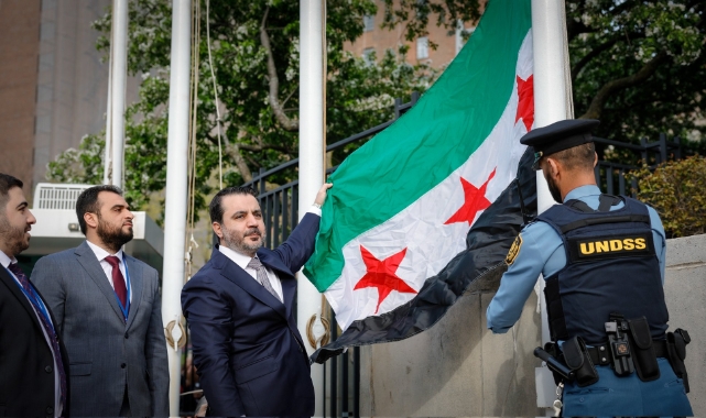 Suriye'nin yeni bayrağı New York'ta göndere çekildi