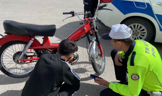 Tescilsiz motosikletin kasksız sürücüsüne ceza yağdı