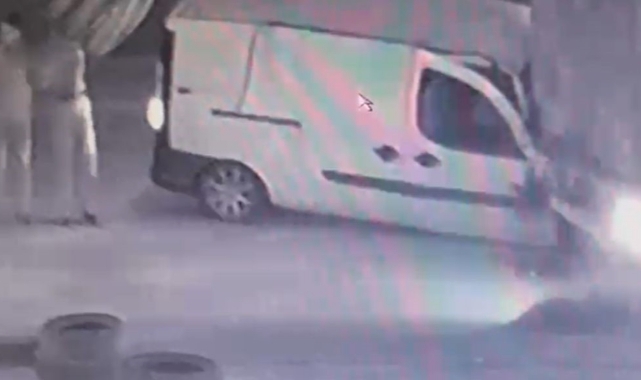 Tırın altına giren araçtan kendi imkanlarıyla böyle çıktı