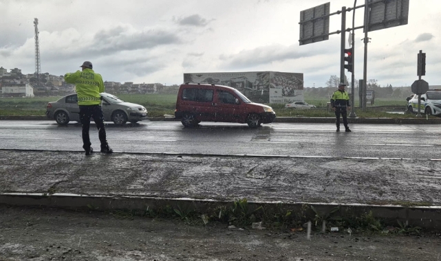 Trafik ekipleri kavşaklara denetim üssü kurdu
