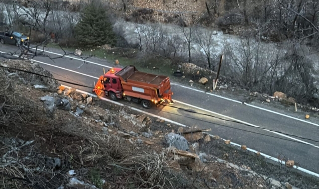 Tunceli-Erzincan karayoluna dev kaya parçaları düştü