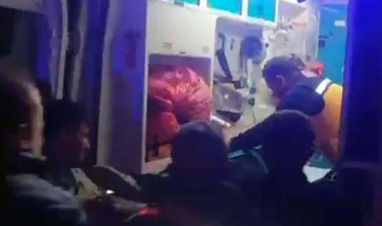 Üçüncü kattaki evinden başka bir evin çatısına düştü