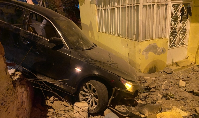 Üsküdar’da otomobil evin bahçesine uçtu