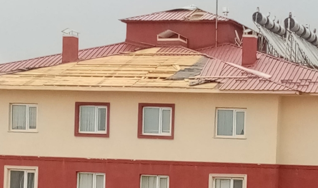 Van'da fırtına çatıları uçurdu, ağaçları ve direkleri devirdi