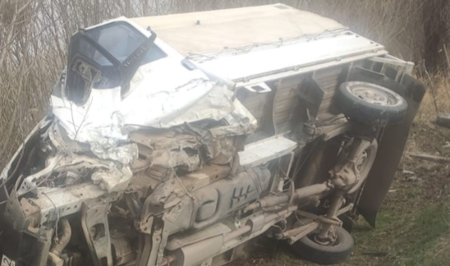 Van'da kamyonet otomobille çarpıştı!