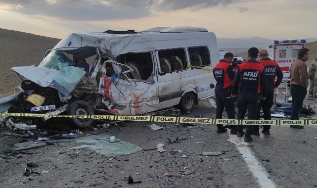 Van'da kamyonla yolcu minibüsü çarpıştı! 6 ölü 13 yaralı