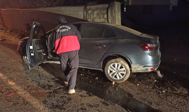 Van'da otomobil duvara çarptı: 3 yaralı