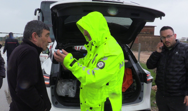 Yağışlı hava kazayı beraberinde getirdi, otobüs taksiye çarptı, 2 yaralı