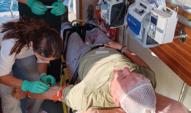 Yaralanan Alman turist deniz ambulansıyla adadan tahliye edildi