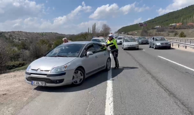 Yaşlı çiftin yardımına trafik polisi yetişti