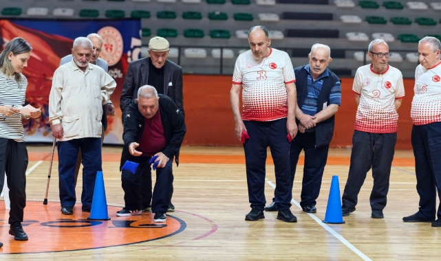 Yaşlı sporcular birbiriyle yarıştı