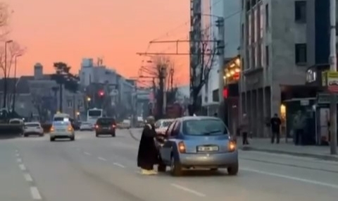 Yolun ortasında otomobili görenler şaştı kaldı