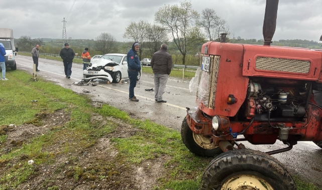 Zonguldak'ta seyir halinde giden otomobil traktöre çarptı! 2 yaralı