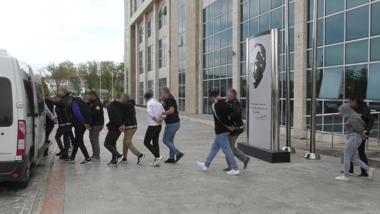 Uşak’ta uyuşturucu satıcılarına operasyon! 11 tutuklama