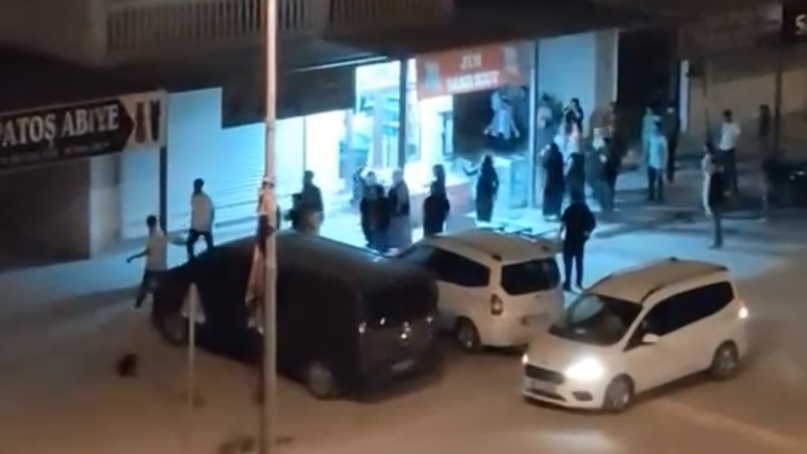 Mardin’de arbedede market önündeki dolabın devrildiği anlar kamerada