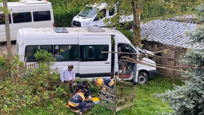 İşçi servisi önce cip sonra ağaca çarptı