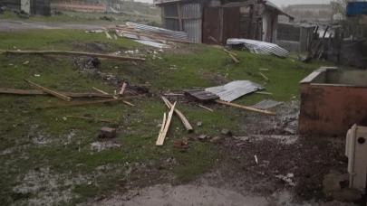 Elazığ’da fırtına evlerin çatılarını uçurdu