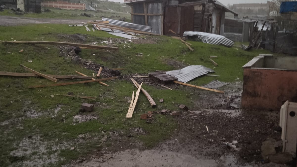 Elazığ’da fırtına evlerin çatılarını uçurdu
