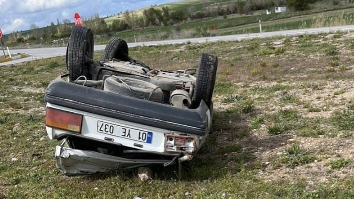 Konya’da otomobil refüje devrildi! 3 yaralı
